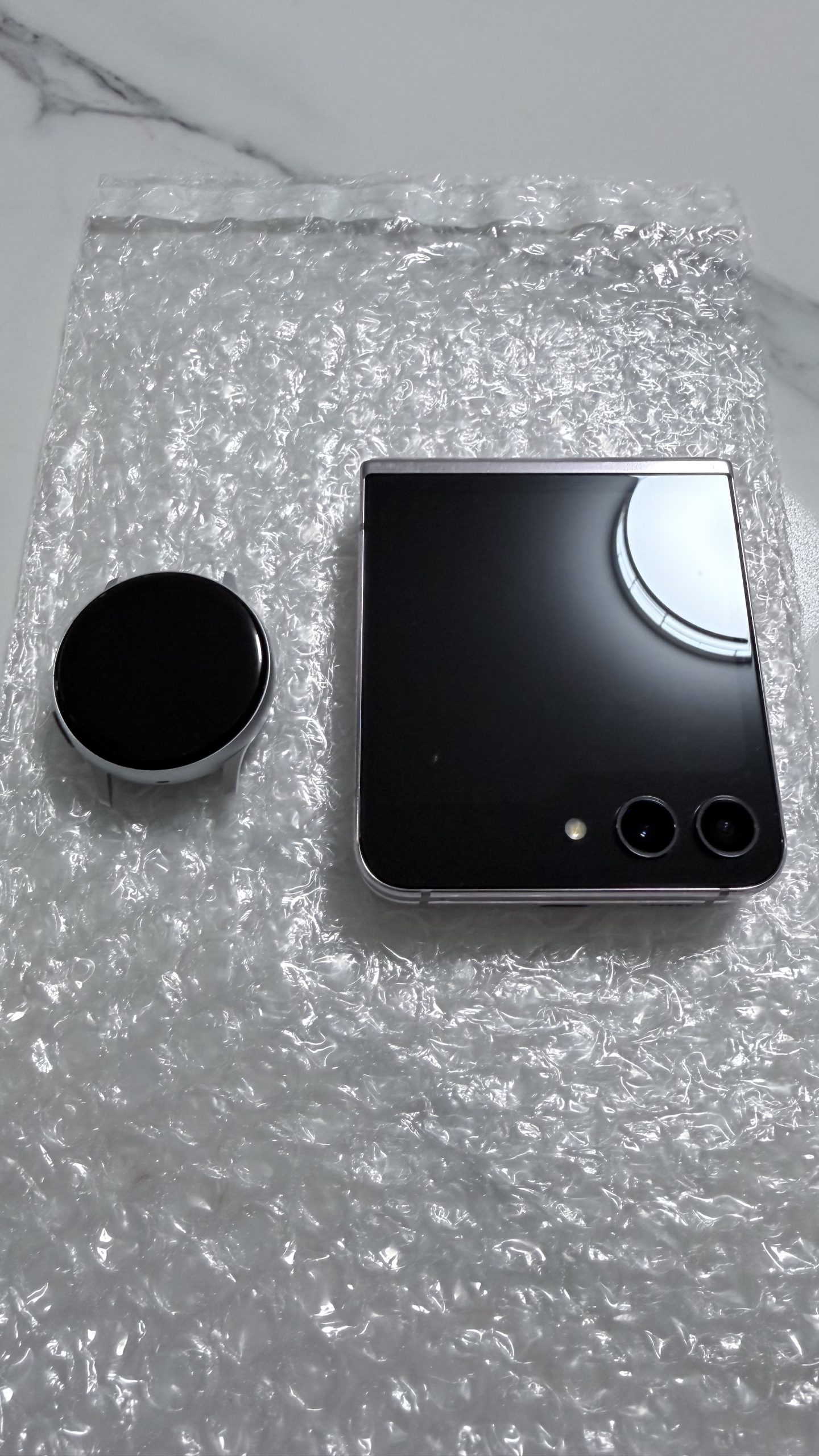 Samsung Galaxy Z Flip 5 512GB Desbloqueado — 100% Funcional · Dos detalles estéticos en pantalla · Chasis impecable + Galaxy Watch Active2 de REGALO - Imagen 3